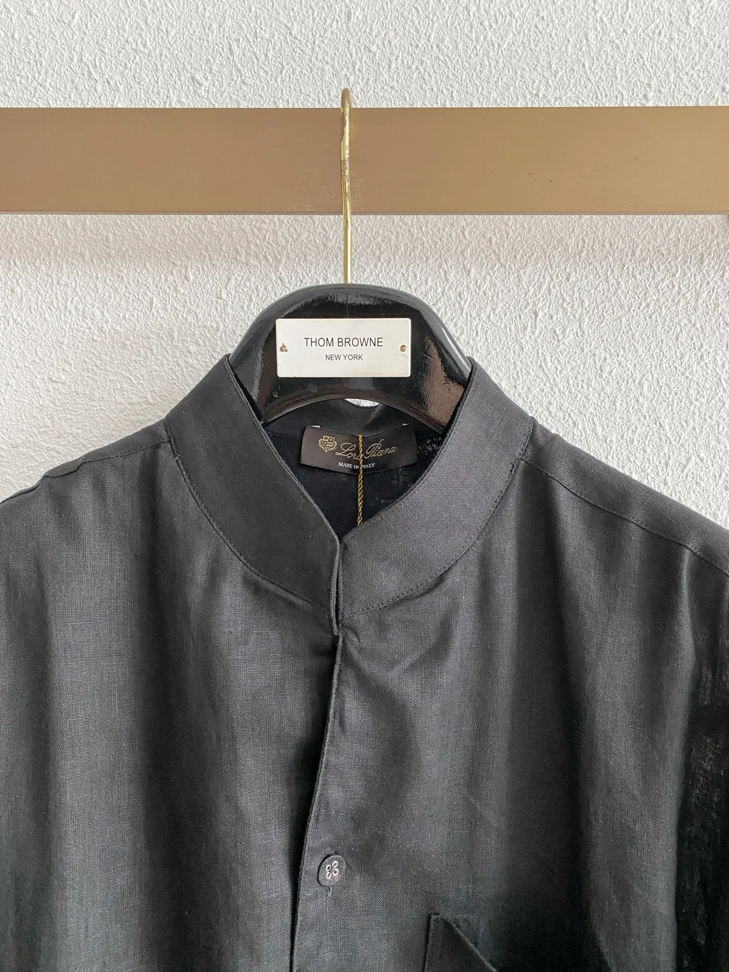 Loro Piana Linen Shirt Fabric: 100% dew linen, the original linen has clear texture, no excess coating, light and breathable, the core fabric for spring and summer, with natural distressed wrinkles, suitable for the relaxed old money style. Style and tailoring: Chinese-style small stand-up collar (Zhongshan stand-up collar), which weakens the toughness of traditional shirts, modifies the neck, and does not highlight the face; Slightly loose straight cut, not tight or pressing, suitable for wearing alone or stacking a vest; Square patch pocket on the left chest, simple and practical, no redundant printed logo, taking a minimalist and low-key route; Regular long-sleeved cuffs can be rolled up to create a casual atmosphere. Color selection: Three colors (primary hemp Beige, pure white, matte black), covering all commuting and leisure scenes. Style positioning: New Chinese style casual, Italian light business, daily relaxed wear, same style unisex version for men and women. Sizes:M-4XL